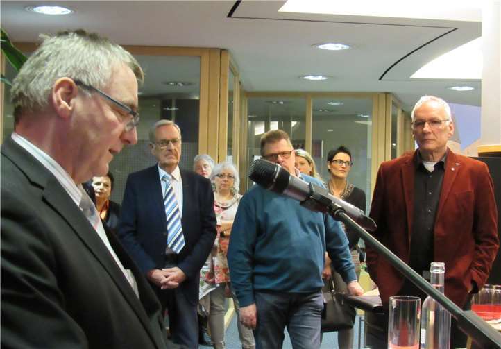 Landrat Dr. Alexander Saftig: Schwarz-Weiß-Malen steht den Integrations-Bemühungen im Wege. Rechts im Bild: Der Herausgeber und Verfasser des Bildbandes, Konrad Sabel.MKA