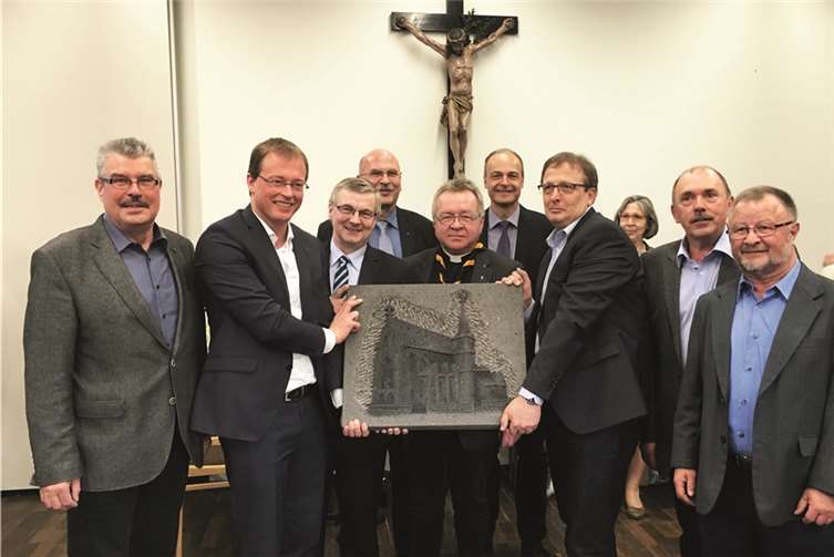 Landrat Dr. Alexander Saftig, VG-Bürgermeister Jörg Lempertz und die Ortsbürgermeister der VG Mendig gratulierten Pastor Ralf Birkenheier. SF