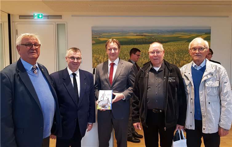 Landrat Dr. Alexander Saftig (Zweiter von links) dankte Peter Schmorleiz (links), Horst Hohn (Mitte), Gerhard Elingshäuser und Walter Häring (rechts) für ihre Beiträge zum aktuellen Heimatbuch des Landkreises.Foto: privat