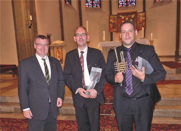 Landrat Dr. Alexander Saftig bedankte sich bei Thomas Hammes und Martin Bambauer für das ebenso anspruchsvolle wie außergewöhnliche Konzert.FRE