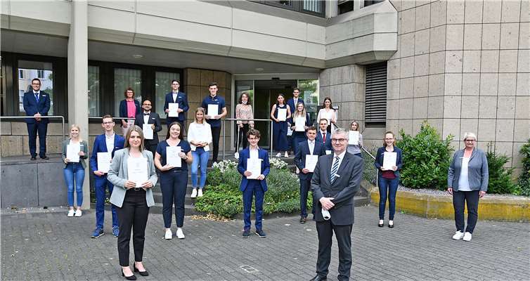 Landrat Dr. Alexander Saftig begrüßte 17 neue Nachwuchskräfte bei der Kreisverwaltung. Foto: Kreisverwaltung/Morcinek