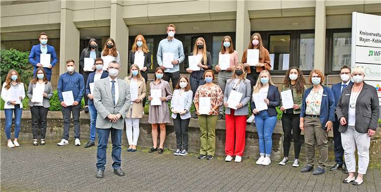 Landrat Dr. Alexander Saftig begrüßte 19 neue Nachwuchskräfte bei der Kreisverwaltung. Foto: Kreisverwaltung/Morcinek