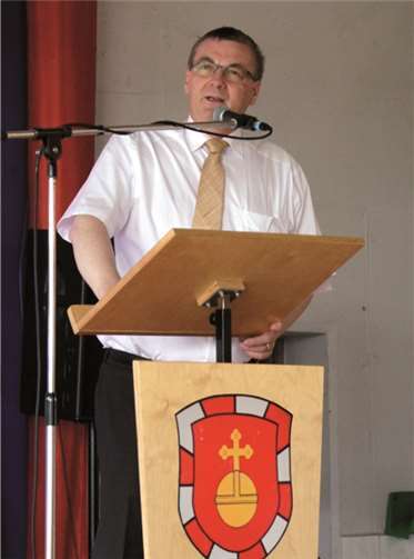 Landrat Dr. Alexander Saftig begrüßte die rund 170 teilnehmenden Mädchen und Jungen des Kreisjugendfeuerwehrtags.