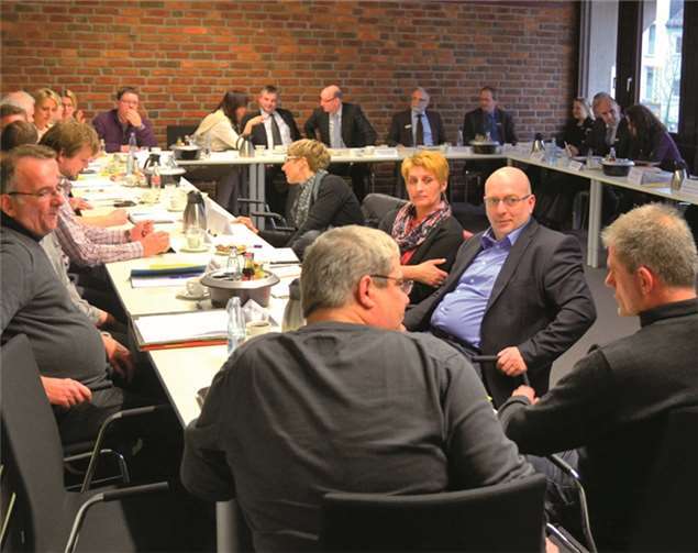 Landrat Dr. Alexander Saftig begrüßte zahlreiche Vertreter der Städte und Verbandsgemeinden, der Behörden und Migrationsdienste aus dem Landkreis zur ersten regionalen Arbeitssitzung, welche sich mit dem Thema der Flüchtlinge und Asylbewerber befasste, im Kreishaus. privat