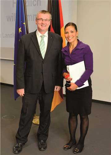 Landrat Dr. Alexander Saftig bei der Übergabe der Einbürgerungsurkunden. privat