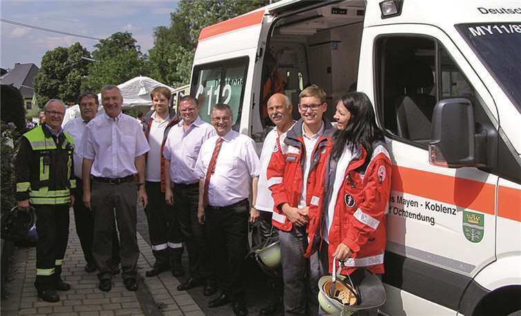Landrat Dr. Alexander Saftig bei der Übergabe des neuen Sanitätsfahrzeuges. Lothar Spitzley