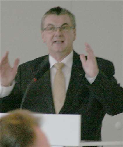 Landrat Dr. Alexander Saftig bringt den Haushaltsentwurf 2017 in den Kreistag ein. -WEC-