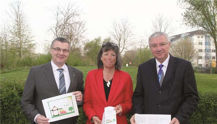 Landrat Dr. Alexander Saftig, die stellvertretende Vorsitzende vom Bau- und EnergieNetzwerk (BEN) Mittelrhein Monika Effenberger und Oberbürgermeister Prof. Dr. Joachim Hofmann-Göttig präsentieren den Flyer. Stadt KO