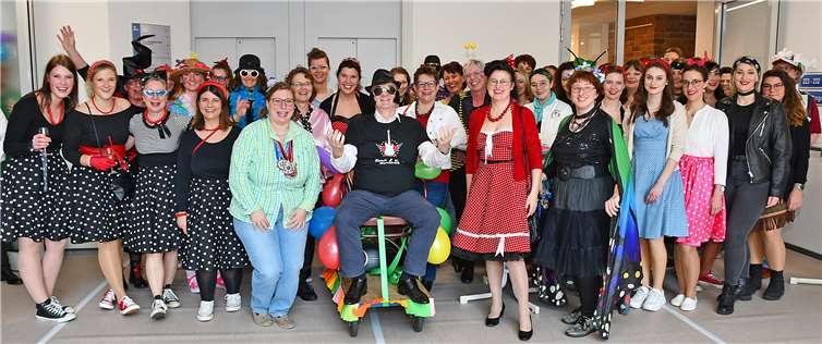 Landrat Dr. Alexander Saftig feiert inmitten der Rock’n’Roll-Girls im Mayen-Koblenzer Kreishaus. Foto: Kreisverwaltung Mayen-Koblenz