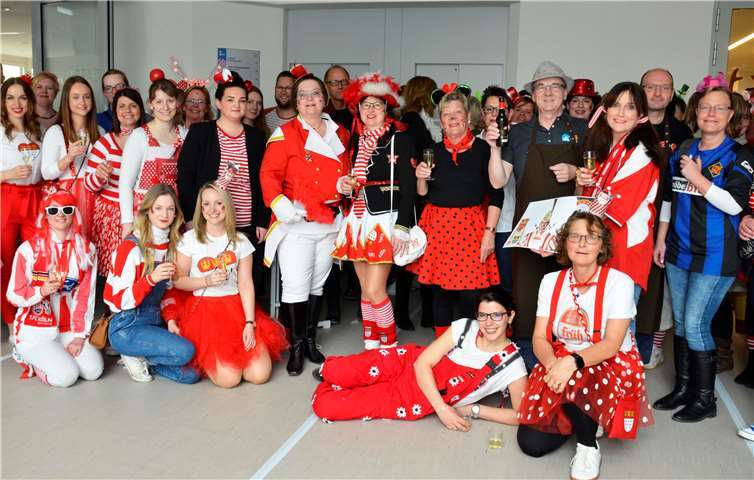 Landrat Dr. Alexander Saftig feiert inmitten der kölsche Mädchen im Mayen-Koblenzer Kreishaus.Foto: privat