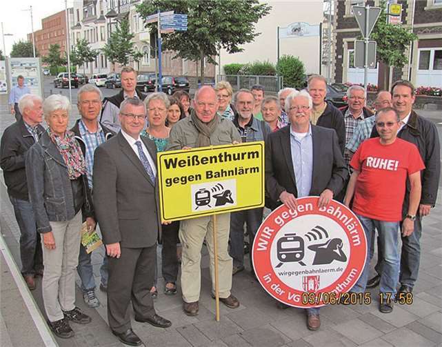 Landrat Dr. Alexander Saftig freut sich mit den Weißenthurmern über die wieder zahlreiche Teilnehmerzahl aus seiner Geburtsstadt. Hermann Winter