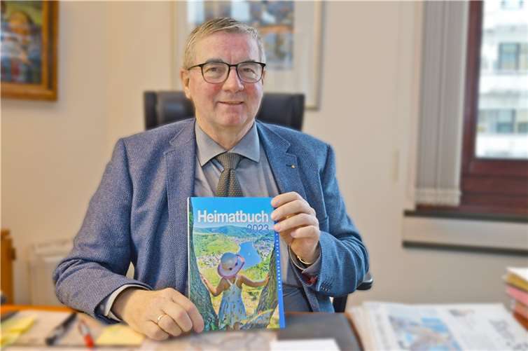 Landrat Dr. Alexander Saftig freut sich über das frisch erschienene Heimatbuch 2023 und dankt allen Autoren für ihr Engagement.  Foto: Kreisverwaltung/Morcinek