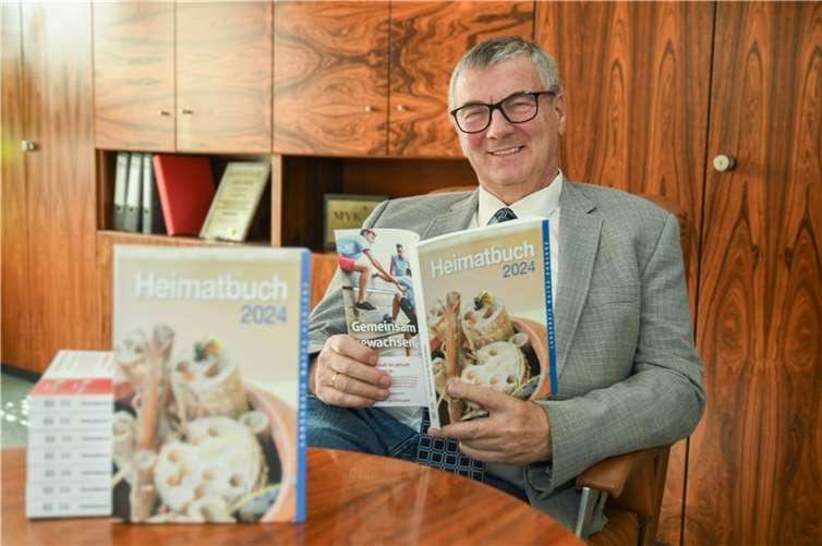Landrat Dr. Alexander Saftig freut sich über das frisch erschienene Heimatbuch 2024 und dankt allen Autoren für ihr Engagement. Foto: Kreisverwaltung/Morcinek