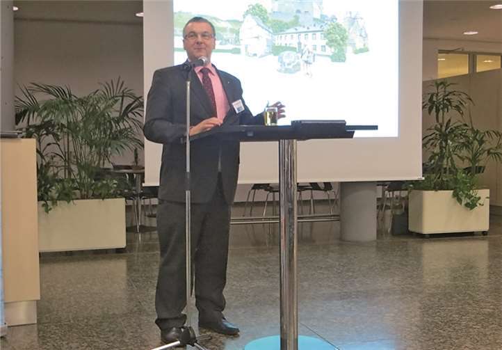 Landrat Dr. Alexander Saftig führte die Zuhörerinnen und Zuhörer in das Thema ein.