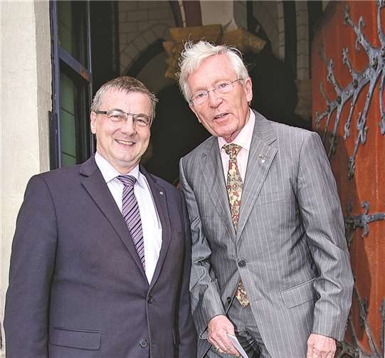 Landrat Dr. Alexander Saftig gehört dem Stiftungrat als Mitglied an und ließ es sich nicht nehmen, Hans-Josef Koggel für seine Arbeit zu danken.