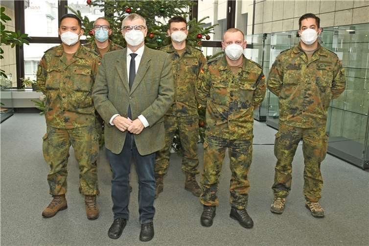 Landrat Dr. Alexander Saftig gemeinsam mit Soldaten der Bundeswehr, die das Gesundheitsamt im Kreishaus unterstützen. Foto: Kreisverwaltung/Morcinek