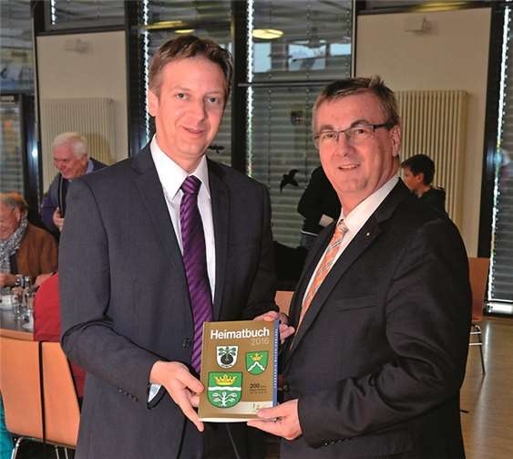 Landrat Dr. Alexander Saftig gemeinsam mit dem Kreistagsmitglied Horst Hohn, der schon seit dem Jahr 2000 zum Autorenteam des Heimatbuches gehört.Privat