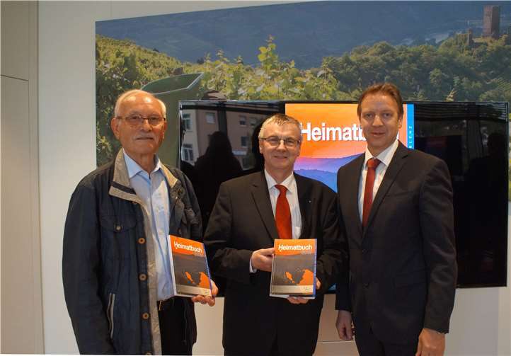 Landrat Dr. Alexander Saftig gemeinsam mit den Autoren Walter Häring (links) und Horst Hohn (rechts) bei der Vorstellung des neuen Heimatbuchs in der Kreisverwaltung Mayen-Koblenz.JS