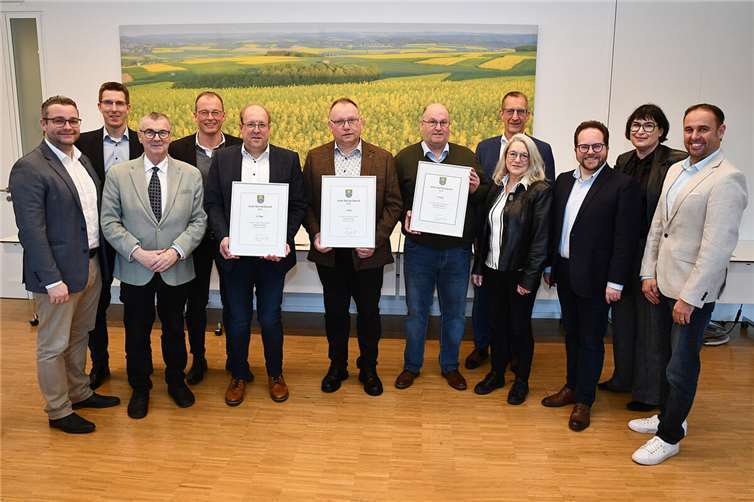 Landrat Dr. Alexander Saftig gemeinsam mit den Vertretern der Siegergemeinden sowie mit dem Ersten Kreisbeigeordneten Pascal Badziong, dem Kreisbeigeordneten Jens Firmenich und Vertretern der kommunalen Familie.  Fotos: Kreisverwaltung MYK/Damian Morcinek
