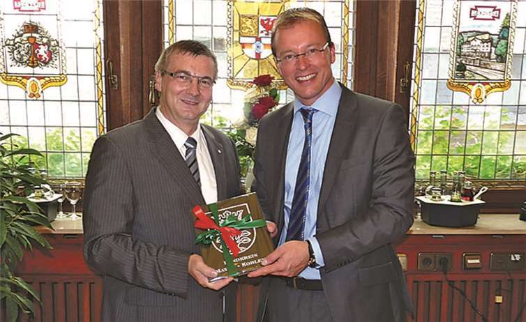 Mehr als nur ein Verwaltungssitz Landrat Dr. Alexander Saftig gratuliert Bürgermeister Jörg Lempertz.