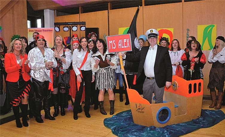 Landrat Dr. Alexander Saftig inmitten der närrischen Piratinnen beim Sturm des Kreishauses. privat