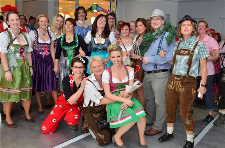 Landrat Dr. Alexander Saftig inmitten der närrischen Frauen beim Sturm des Kreishauses.  Foto: Kreisverwaltung Mayen-Koblenz