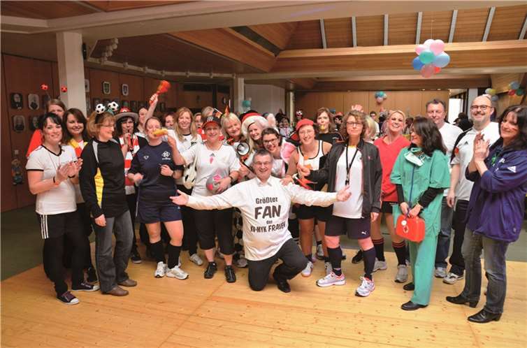 Landrat Dr. Alexander Saftig inmitten der närrischen Frauen beim Sturm des Kreishauses.Privat