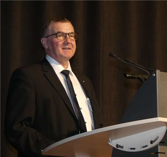 Verdiente Persönlichkeiten für ihr Engagement geehrt Landrat Dr. Alexander Saftig konnte im Polcher Forum verdiente Persönlichkeiten aus dem Landkreis Mayen-Koblenz für ihr beispielhaftes Engagement ehren.