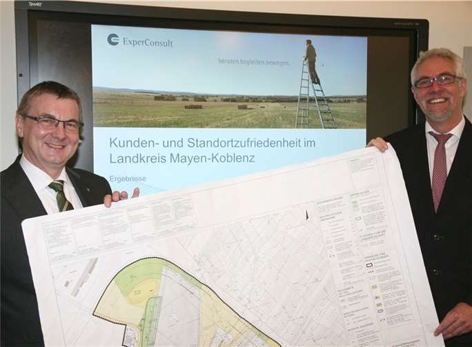 Landrat Dr. Alexander Saftig (l.) und Wirtschaftsförderungsgesellschafts-Geschäftsführer Henning Schröder stellten am Beispiel des Industrieparks an der A61 die Ergebnisse einer Studie der ExperConsult zur Kunden- und Standortzufriedenheit im Landkreis Mayen-Koblenz vor.WEC