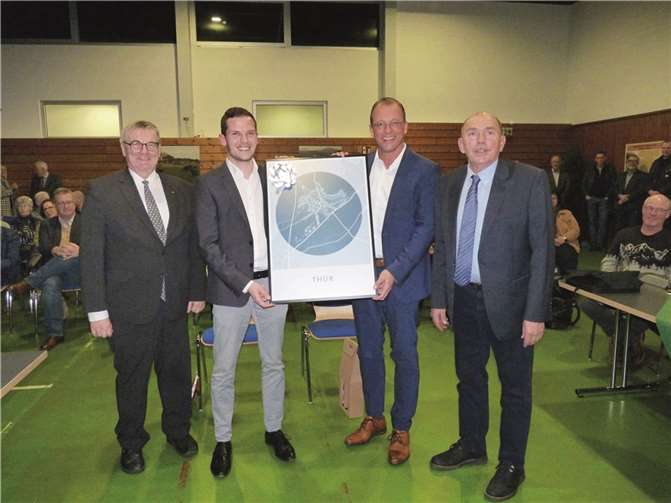Landrat Dr. Alexander Saftig (li.) und VG-Bürgermeister Jörg Lempertz (2.v.r. fanden anerkennende Worte sowohl für Rainer Hilger als auch für Lukas Ellerich.  Fotos: FRE