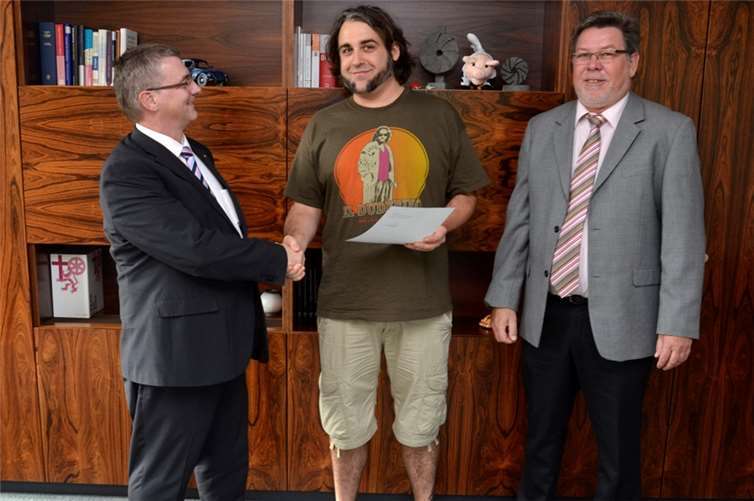 Landrat Dr. Alexander Saftig (links) begrüßt gemeinsam mit Kreismitarbeiter Ingolf Ulmen (rechts) Benjamin Hohl (Mitte) als neues Mitglied der Gruppe der Organisatorischen Leiter Rettungsdienst im Landkreis Mayen-Koblenz. Kreisverwaltung Mayen-Koblenz