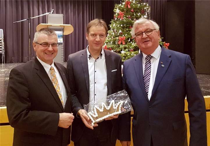 Landrat Dr. Alexander Saftig (links) gemeinsam mit dem Kreistagsmitglied Horst Hohn und dem RKK-Ehrenpräsidenten Peter Schmorleiz aus Kettig. privat