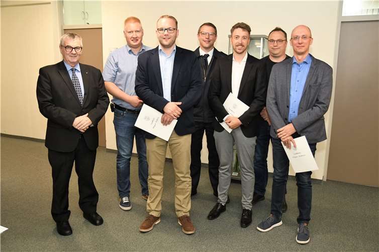 Landrat Dr. Alexander Saftig (links) gemeinsam mit dem ernannten Leitenden Notarzt Dr. Marius Hegner (3.v.r.) und den ernannten Organisatorischen Leitern Daniel Lesage (rechts) und Benedikt Stracke (3.v.l.) sowie dem Leiter der Integrierten Leitstelle Koblenz Tobias Pflüger (Mitte) und den Zivil- und Katastrophenschützern in der Kreisverwaltung Martin Schmitt (2.v.l.) und Daniel Schäfer.  Foto: Kreisverwaltung/Damian Morcinek