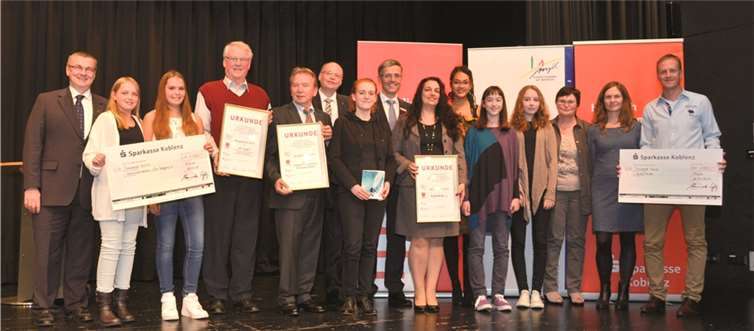 Landrat Dr. Alexander Saftig (links) überreichte gemeinsam mit Karl-Heinz Weber von der Sparkasse Koblenz (6.v.l.) und dem Vorstandsvorsitzenden der Kreissparkasse Mayen Karl-Josef Esch (8.v.l.) die Bürgerpreis-Urkunden und Preisgelder an die Vertreter des Literaturprojekts kidz4kids, des Musicalvereins On Stage und der MHT Unternehmensgruppe.