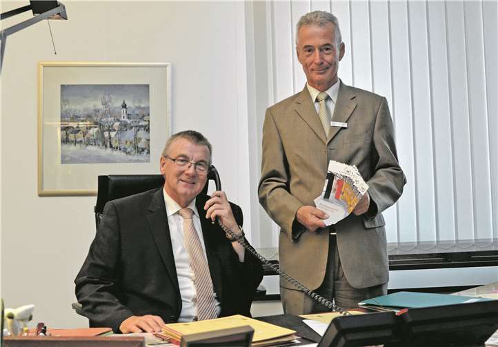 Landrat Dr. Alexander Saftig (links) und Büroleiter Helmut Eich freuen sich über die Einführung der 115. Kreis MYK