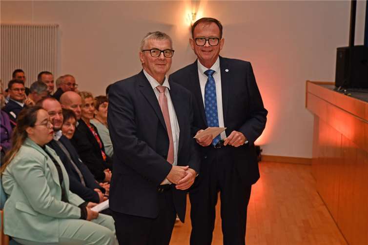 Landrat Dr. Alexander Saftig (links) und Georg Moesta beim Festakt in Kottenheim. Foto: D. Morcinek