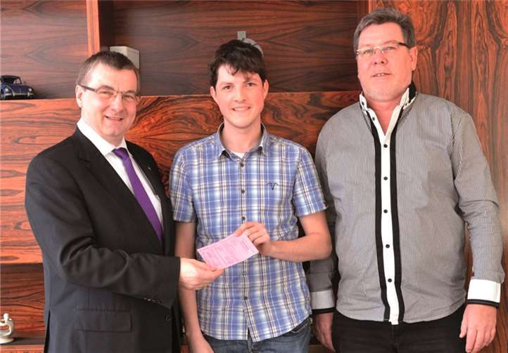 Landrat Dr. Alexander Saftig (links) und Ingolf Ulmen (rechts), der bei der Kreisverwaltung für den Zivil- und Katastrophenschutz zuständig ist, übergeben René Doll von der Schnell-Einsatzgruppe des Landkreises Mayen-Koblenz seine erweitere Fahrerlaubnis für Einsatzfahrzeuge.privat