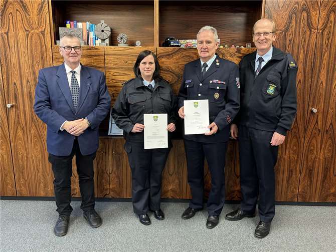 Landrat Dr. Alexander Saftig (links) verabschiedete Horst Klee (2.v.r.) im Beisein von Brand- und Katastrophenschutzinspekteur des Landkreises Mayen-Kobelnz Rainer Nell (rechts). Gleichzeitig begrüßte er Carina Straub als künftige Kreisjugendfeuerwehrwartin. (v.l.n.r.). Foto: Kreisverwaltung MYK/Evelyne Braun
