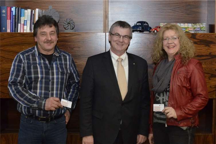 Landrat Dr. Alexander Saftig (m.) übergab die ersten Landesweiten Ehrenamtskarten an Rainer Kowalewski (l.) und Susanne Rech (r.).privat
