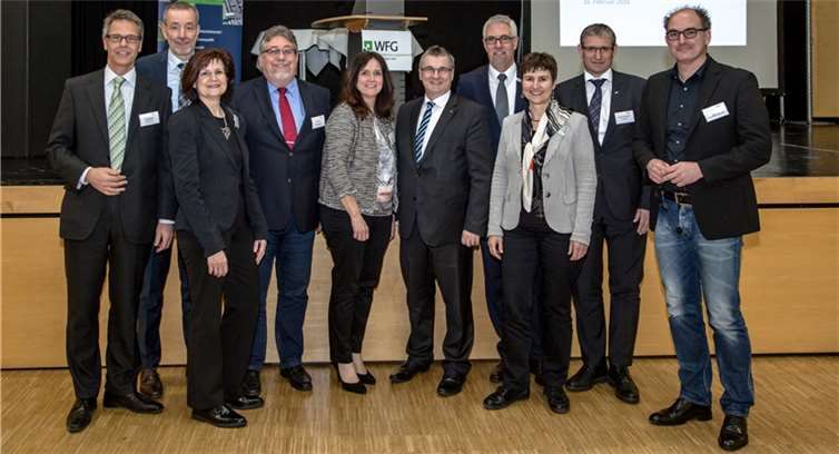 Landrat Dr. Alexander Saftig (m.) und WFG-Chef Henning Schröder hatten mit den Partnern der Fachkräfteallianz in die Plaidter Hummerichhalle eingeladen.