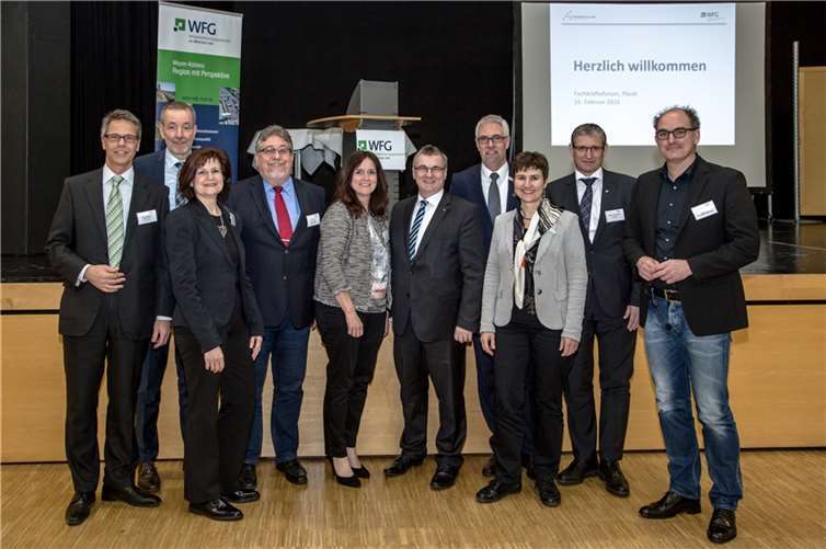 Landrat Dr. Alexander Saftig (m.) und WFG-Chef Henning Schröder hatten mit den Partnern der Fachkräfteallianz in die Plaidter Hummerichhalle eingeladen.