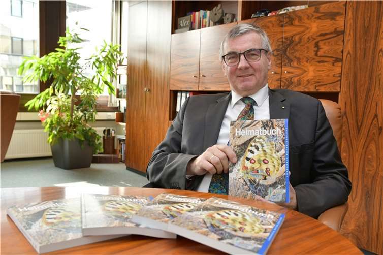 Landrat Dr. Alexander Saftig mit dem neuen Heimatjahrbuch.Foto: privat