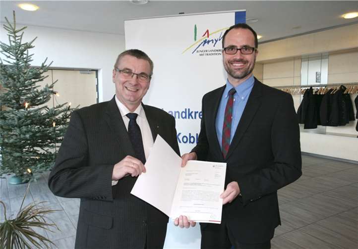 Landrat Dr. Alexander Saftig nahm aus den Händen von Staatssekretär Clemens Hoch (r.) den Bewilligungsbescheid entgegen. WEC