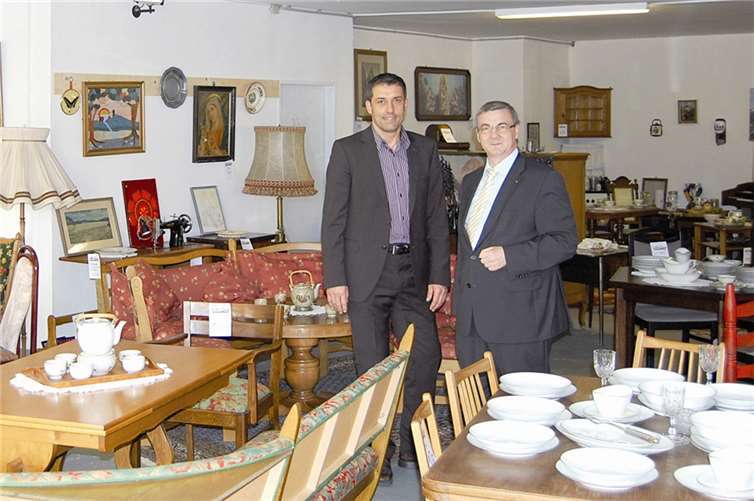 Landrat Dr. Alexander Saftig (r.) bei seinem Besuch in den Geschäftsräumen des Sozialkaufhauses „KommShop“ mit Geschäftsführer Werner Schneider. privat