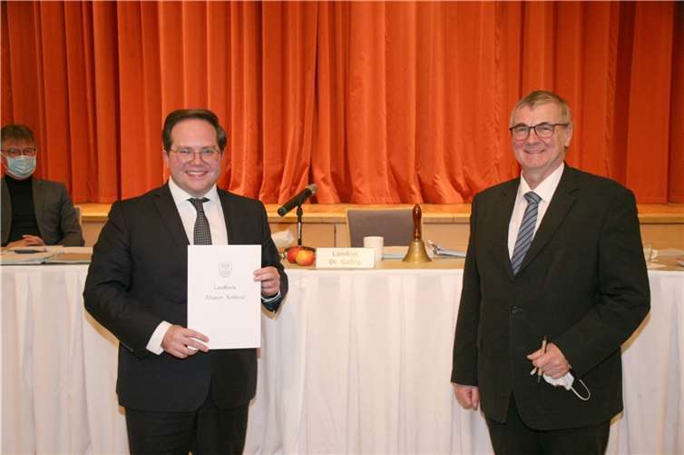 Landrat Dr. Alexander Saftig (r.) hat Pascal Badziong durch verlesen und aushändigen der Urkunde zum neuen Ersten Kreisbeigeordneten ernannt.Foto: WEC