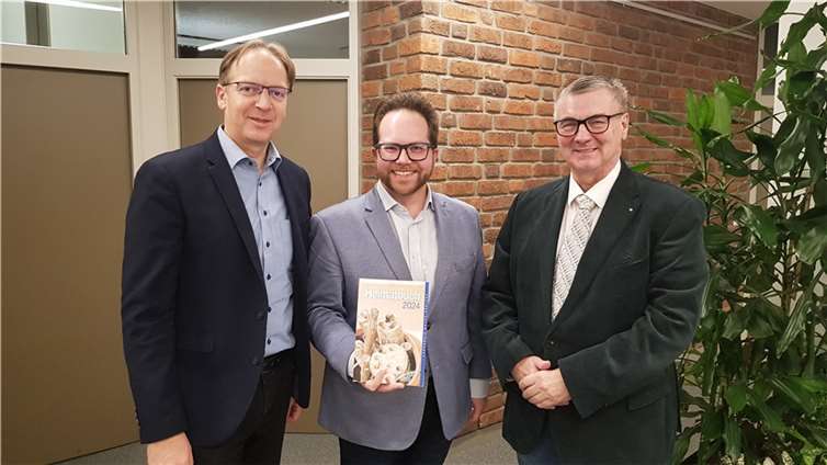 Landrat Dr. Alexander Saftig (re.), der Erste Kreisbeigeordnete Pascal Badziong (Mitte) sowie das Kreistatsmitglied und Mitglied des Kuratoriums des Heimatbuches Horst Hohn mit der aktuellen Ausgabe des beliebten Buches. Foto: KH