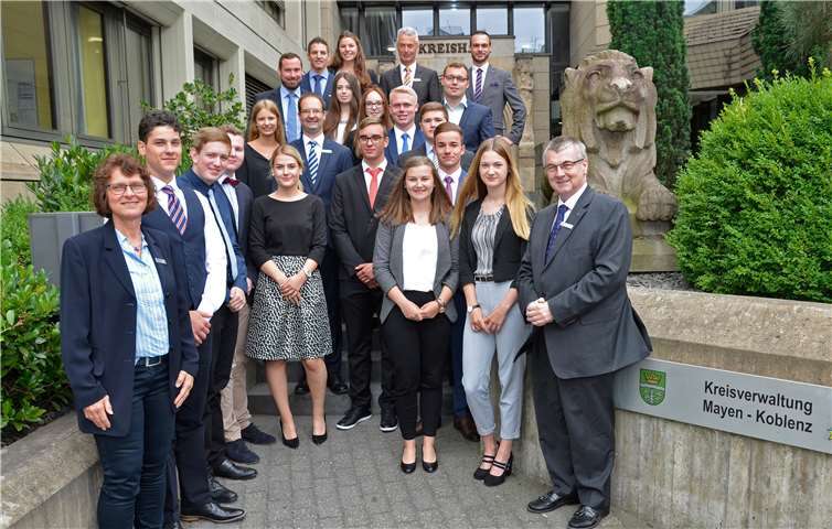 Landrat Dr. Alexander Saftig (re.) und die Personalratsvorsitzende Heike Breitbach (li.) sind stolz, 18 neue Beamten-Anwärter in der Kreisverwaltung willkommen zu heißen.KV MYK