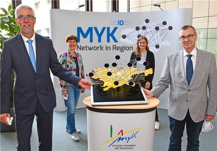 Landrat Dr. Alexander Saftig (rechts), WFG-Geschäftsführer Henning Schröder, Rita Emde (hinten links), Prokuristin der WFG, und Selina Weimer vom Zukunftsbüro des Landkreises freuen sich über die Zusage aus Berlin, die einen Meilenstein für die Digitalisierung in Mayen-Koblenz darstellt.Quelle: Kreisverwaltung Mayen-Koblenz