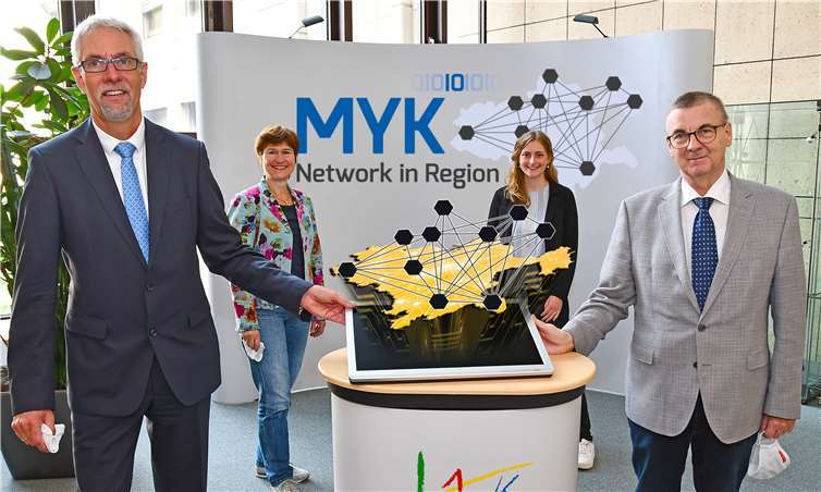 Landrat Dr. Alexander Saftig (rechts), WFG-Geschäftsführer Henning Schröder, Rita Emde (hinten links), Prokuristin der WFG, und Selina Weimer vom Zukunftsbüro des Landkreises freuen sich über die Zusage aus Berlin, die einen Meilenstein für die Digitalisierung in Mayen-Koblenz darstellt.Foto: Kreisverwaltung/Morcinek