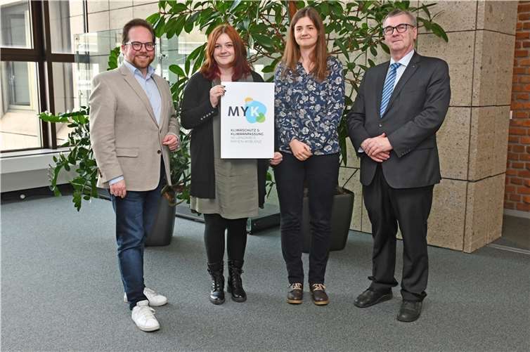 Landrat Dr. Alexander Saftig (rechts) begrüßte die beiden Klimaanpassungsmanagerinnen Julia Simon (2.v.r.) und Carina Nikolay gemeinsam mit dem Ersten Kreisbeigeordneten Pascal Badziong im Kreishaus. Foto: Kreisverwaltung MYK/Wiebke Schäfer